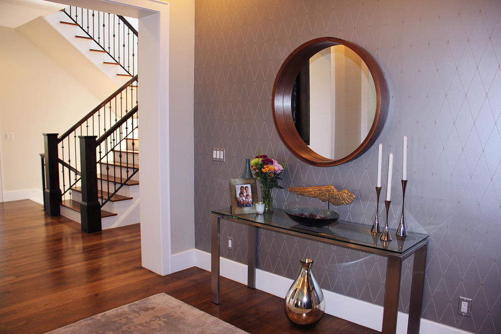 Esempio di un piccolo ingresso o corridoio minimal con pareti viola, pavimento in legno massello medio e pavimento marrone