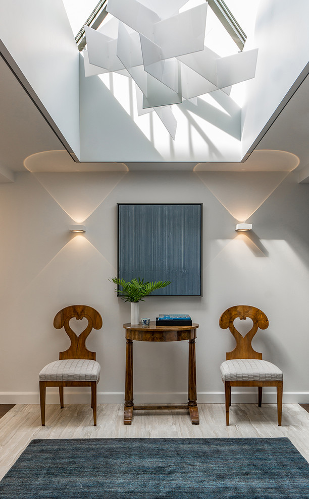 Источник вдохновения для домашнего уюта: коридор в стиле неоклассика (современная классика) с серыми стенами, полом из керамической плитки, бежевым полом и многоуровневым потолком