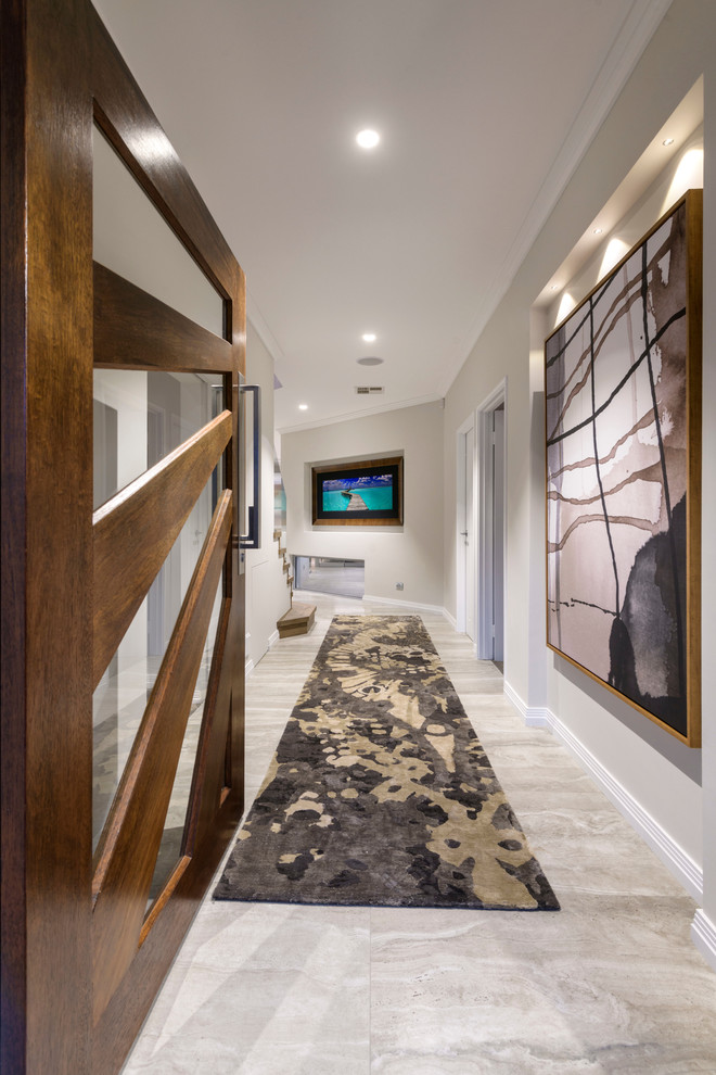 Immagine di un ingresso o corridoio design di medie dimensioni con pareti grigie, pavimento in legno massello medio e pavimento marrone