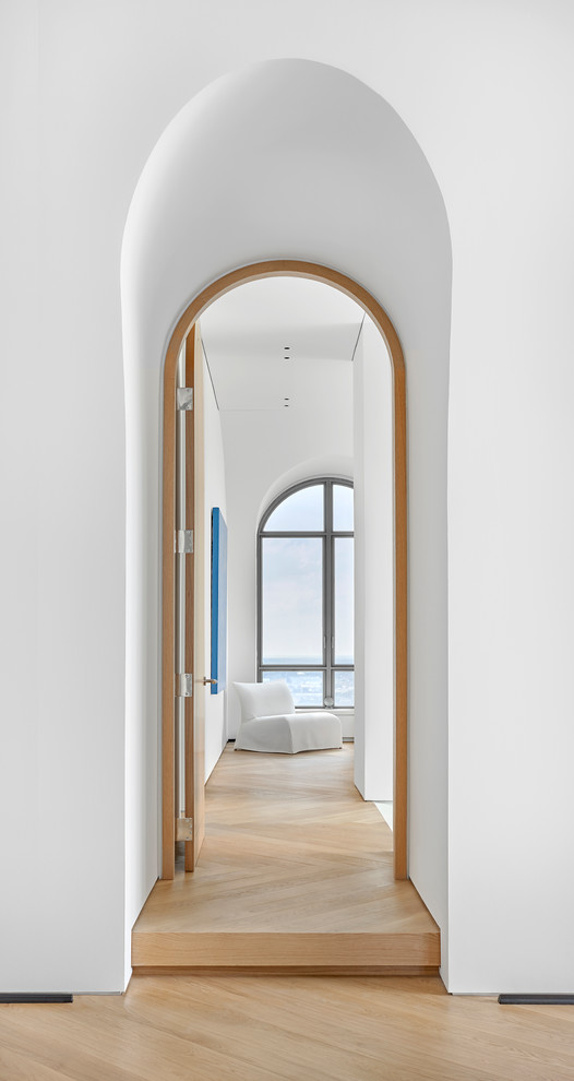 Inspiration för stora moderna hallar, med vita väggar och ljust trägolv