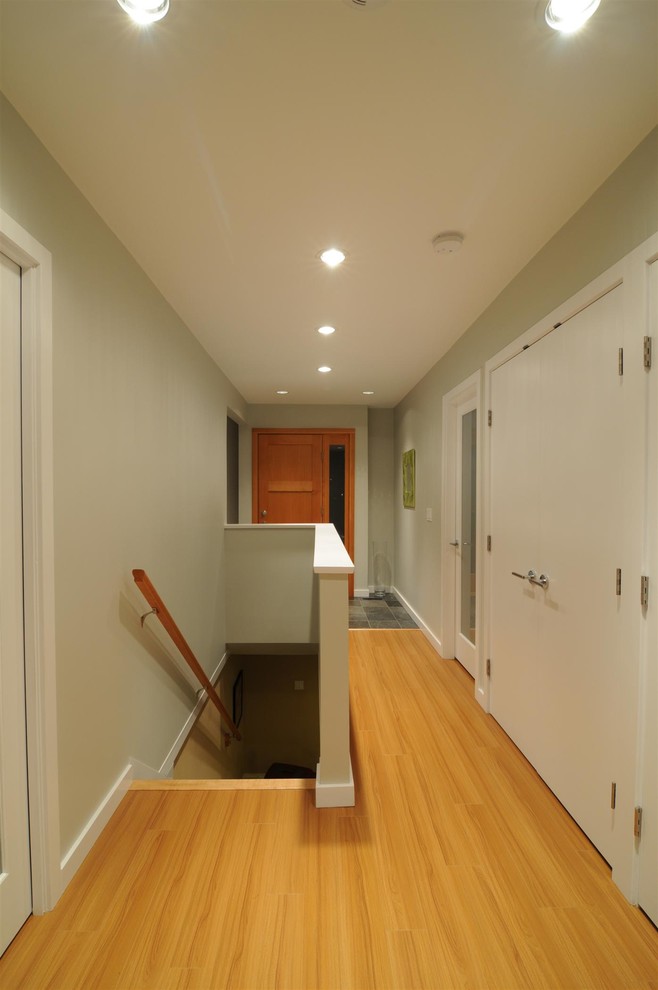 Cette image montre un petit couloir traditionnel avec un sol en bois brun.