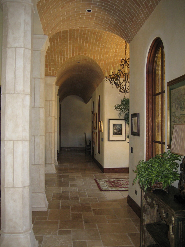 Свежая идея для дизайна: коридор в средиземноморском стиле - отличное фото интерьера