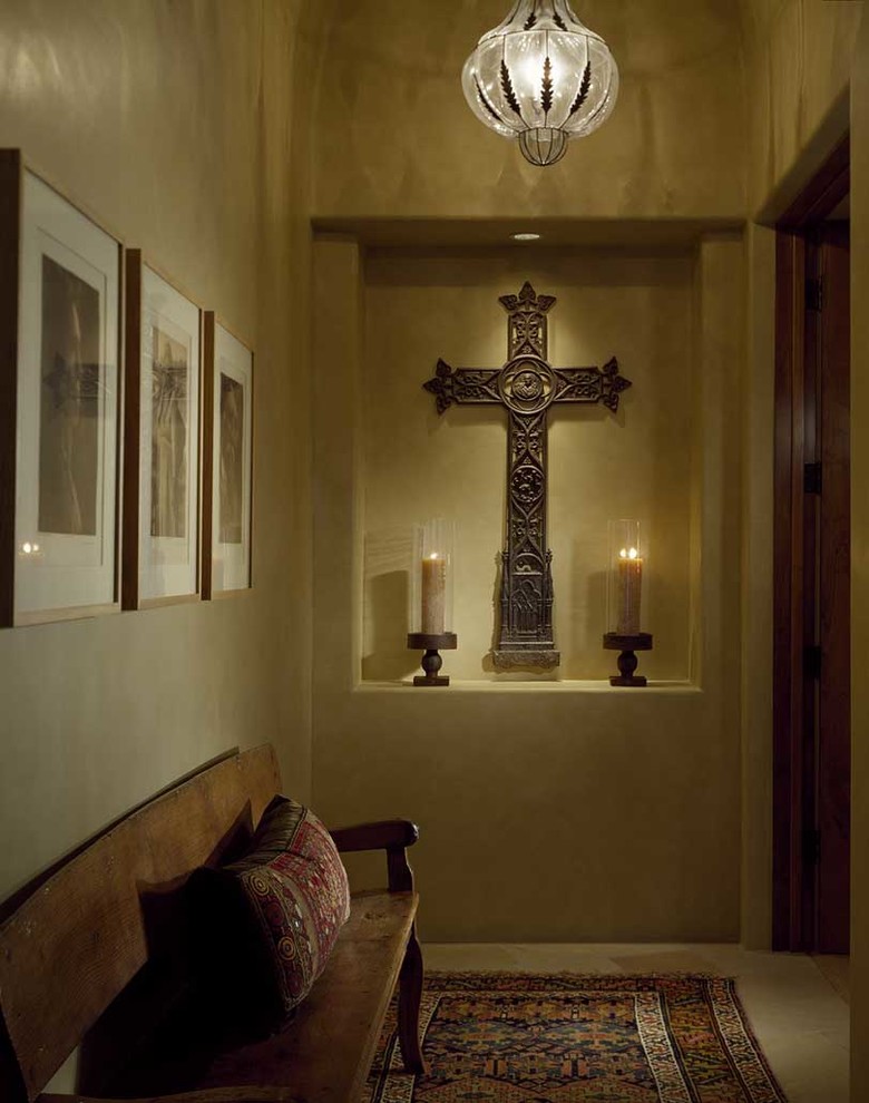 Источник вдохновения для домашнего уюта: коридор среднего размера в стиле фьюжн с бежевыми стенами и полом из керамической плитки