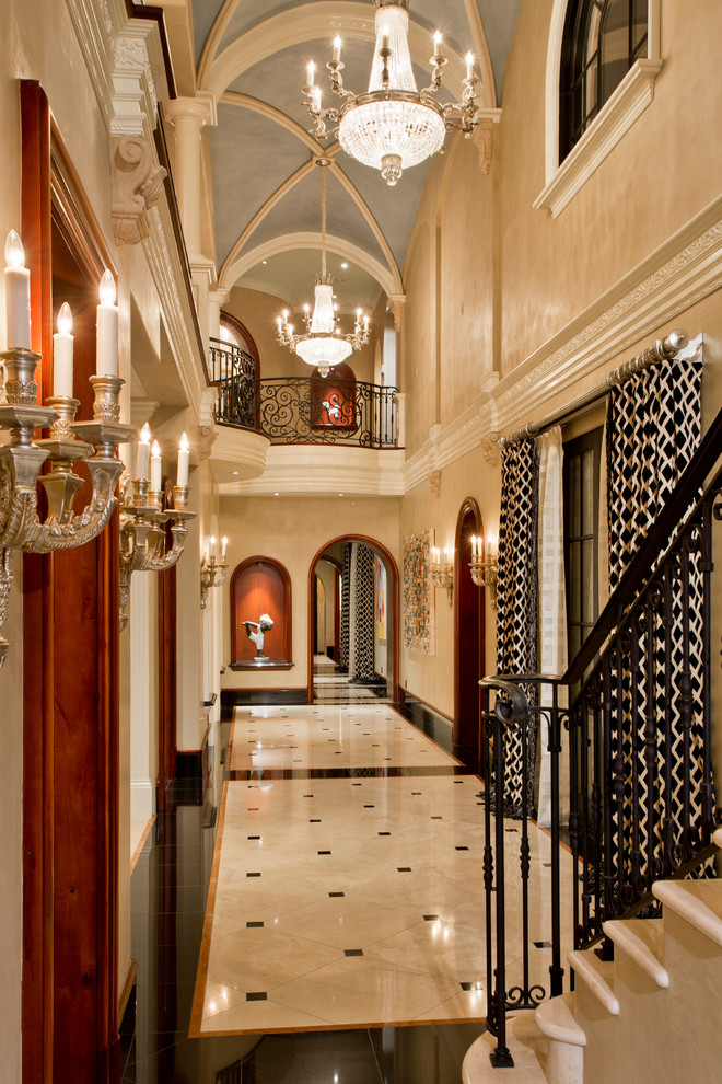 Idée de décoration pour un grand couloir tradition avec un mur beige, un sol en marbre et un sol multicolore.