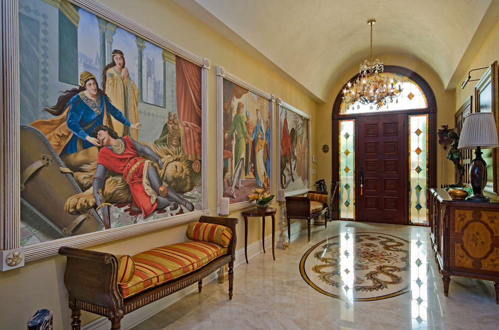 Esempio di un grande ingresso o corridoio mediterraneo con pareti beige e pavimento beige