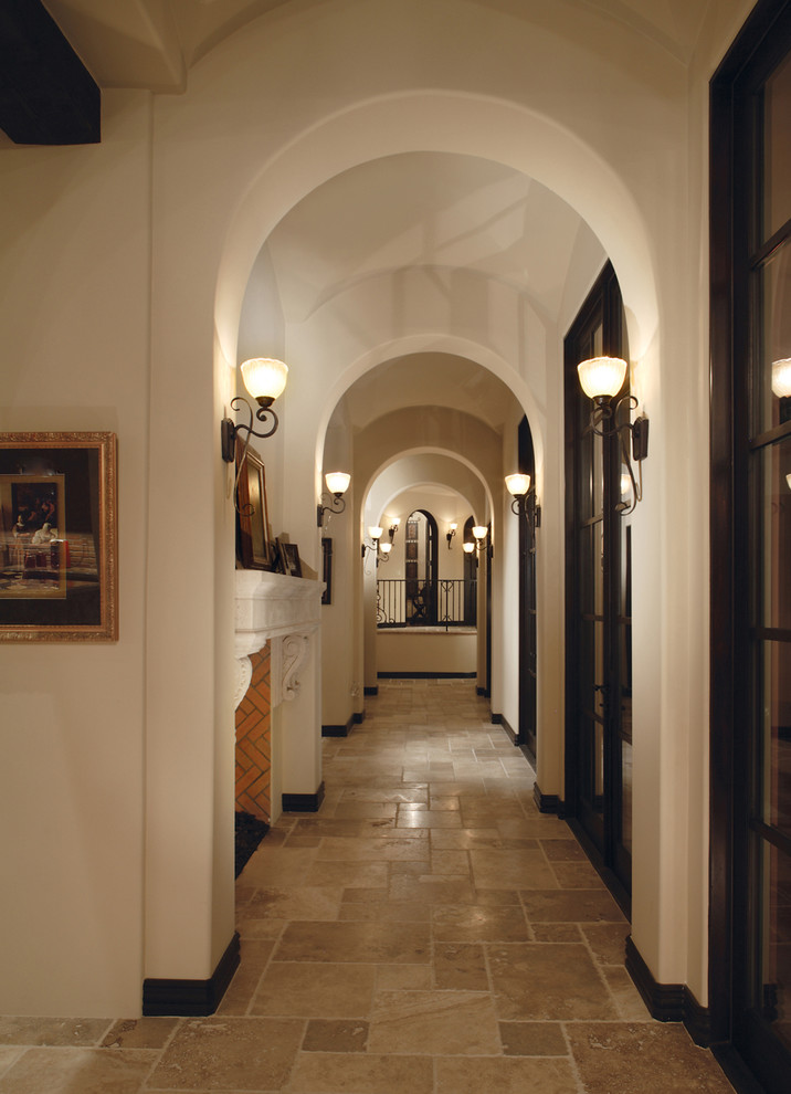 Idee per un grande ingresso o corridoio classico con pareti beige e pavimento in travertino