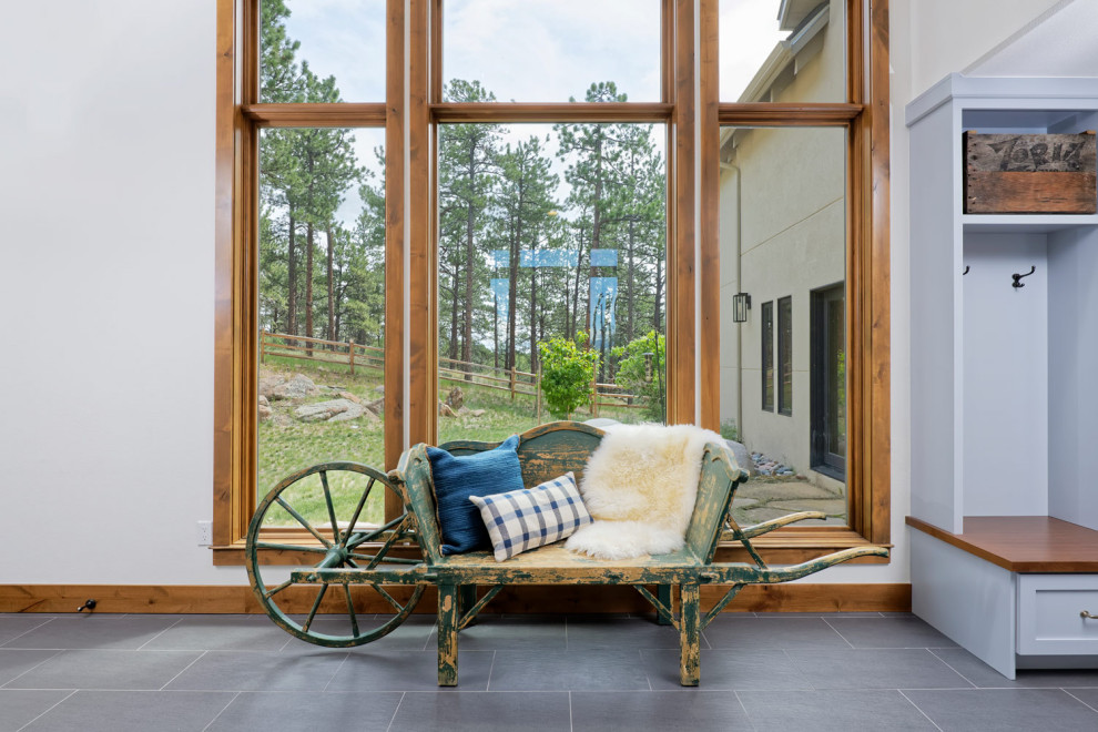 Источник вдохновения для домашнего уюта: коридор среднего размера в стиле рустика с синими стенами и паркетным полом среднего тона