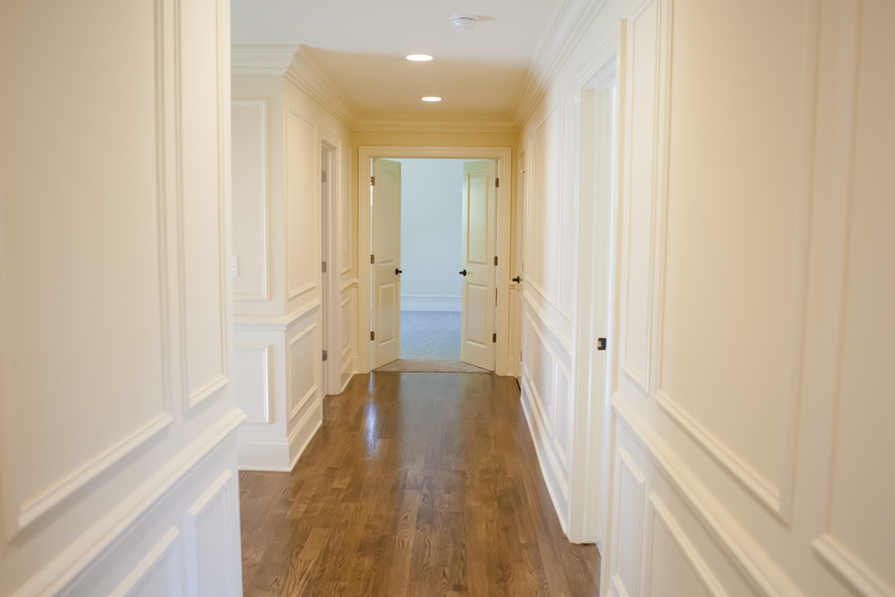 Свежая идея для дизайна: коридор в классическом стиле - отличное фото интерьера