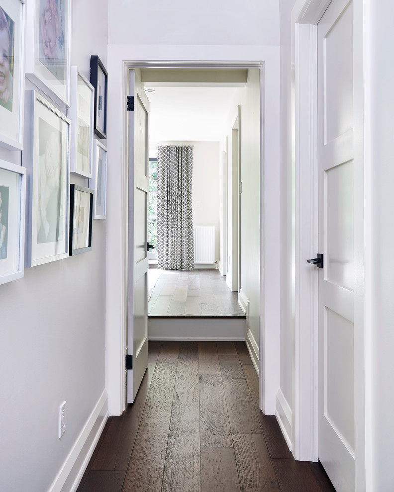 Свежая идея для дизайна: коридор среднего размера в стиле неоклассика (современная классика) с белыми стенами и паркетным полом среднего тона - отличное фото интерьера