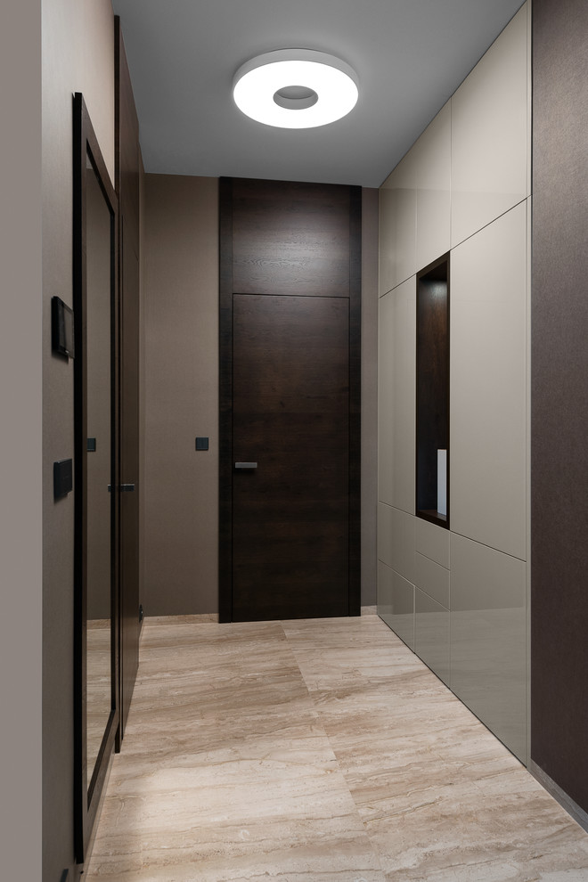 Cette photo montre un grand couloir moderne avec un mur marron et un sol en marbre.