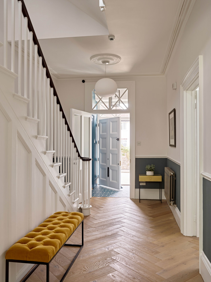Esempio di un ingresso o corridoio chic con pareti multicolore, parquet chiaro e pavimento marrone