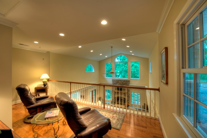 Großer Klassischer Flur mit beiger Wandfarbe und braunem Holzboden in Washington, D.C.