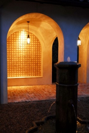 На фото: коридор среднего размера в средиземноморском стиле с кирпичным полом и бежевыми стенами