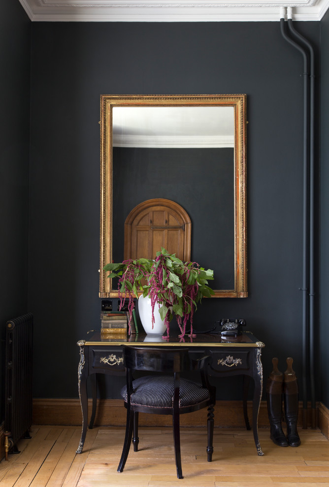 Klassischer Flur mit schwarzer Wandfarbe, braunem Holzboden und braunem Boden in Sonstige