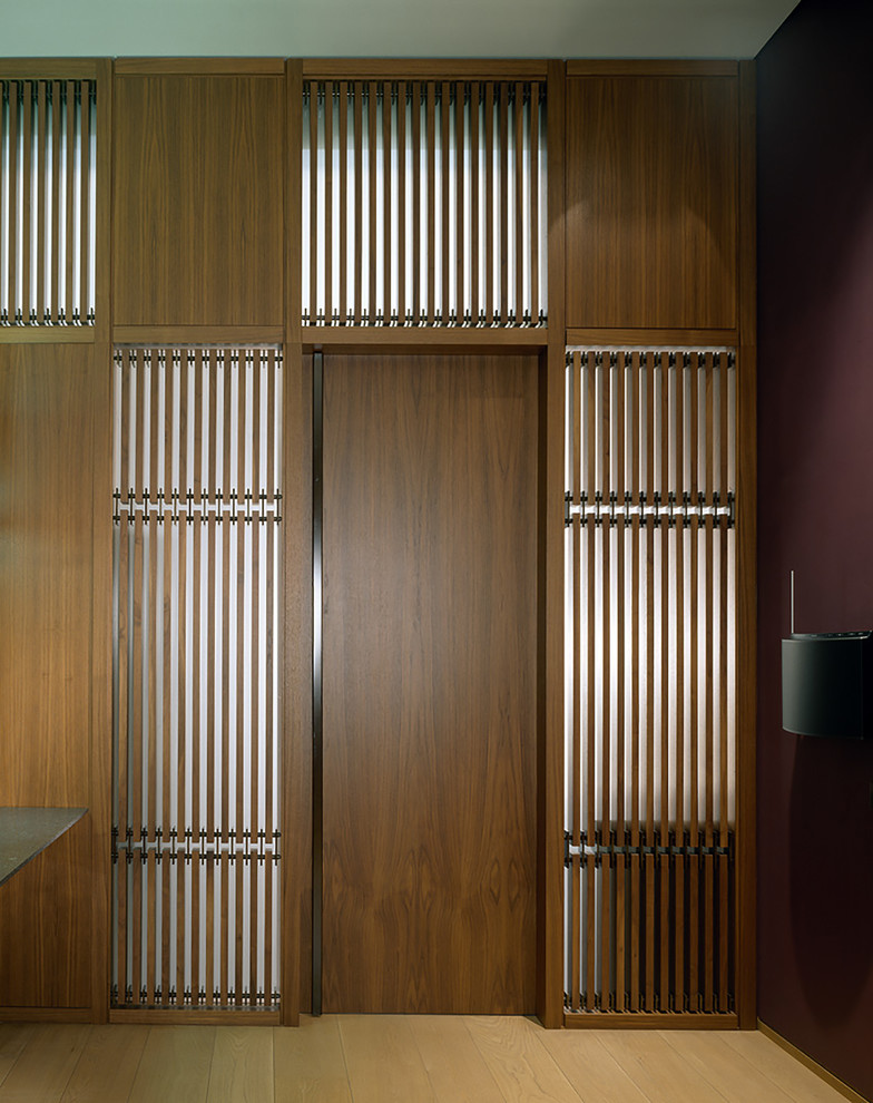 Источник вдохновения для домашнего уюта: большой коридор в стиле модернизм с коричневыми стенами, светлым паркетным полом и бежевым полом