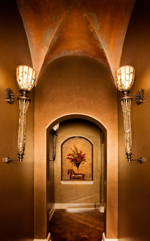 Пример оригинального дизайна: коридор в средиземноморском стиле с разноцветными стенами и темным паркетным полом