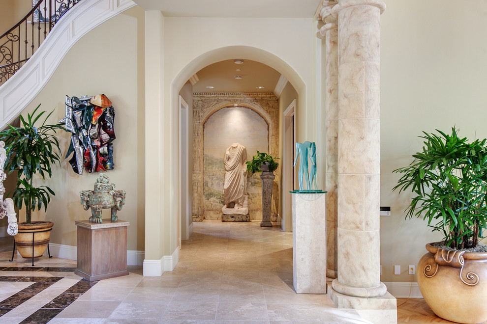 Свежая идея для дизайна: коридор в средиземноморском стиле с бежевыми стенами и бежевым полом - отличное фото интерьера