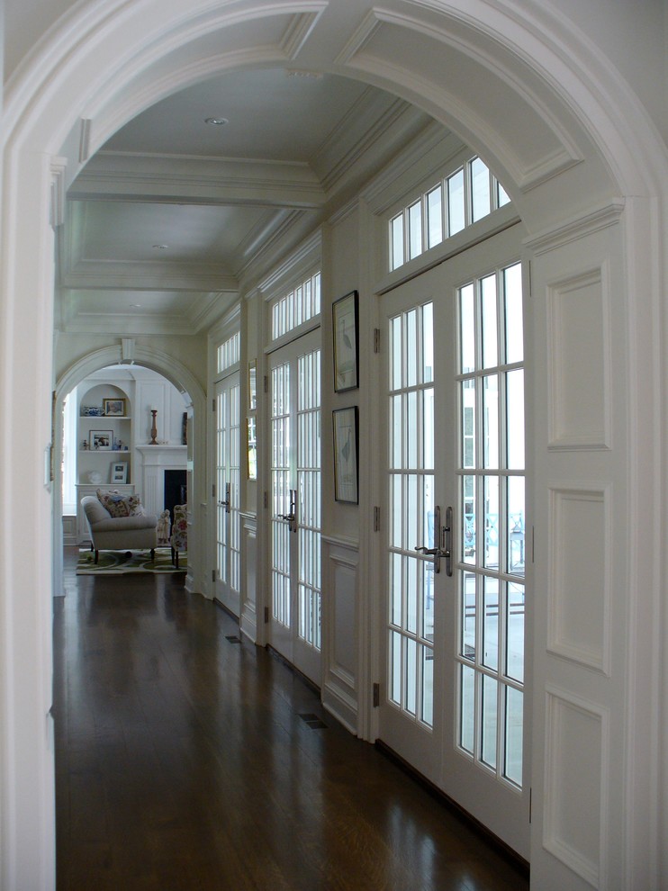 Inredning av en klassisk stor hall, med vita väggar och mörkt trägolv