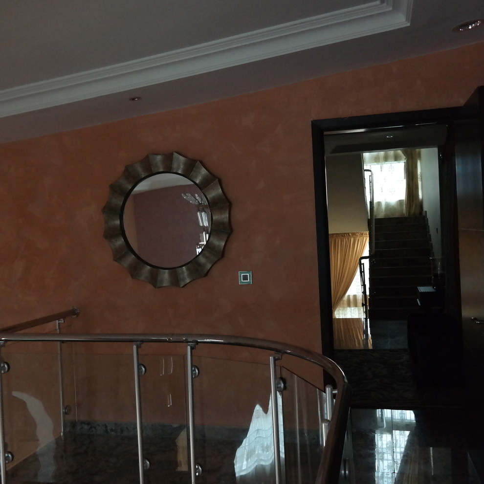 Immagine di un ingresso o corridoio design con pareti rosa
