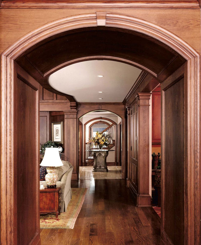 Ispirazione per un ampio ingresso o corridoio tradizionale con pareti marroni, parquet scuro e pavimento marrone