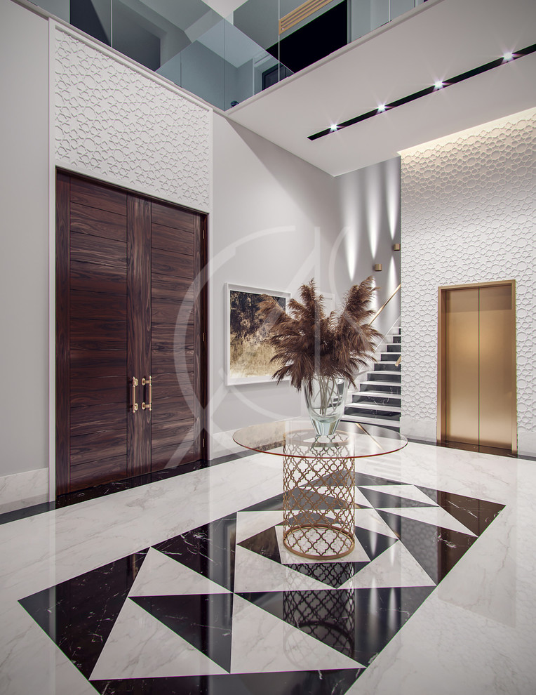 Esempio di un ingresso o corridoio minimal con pareti bianche, pavimento in marmo e pavimento bianco