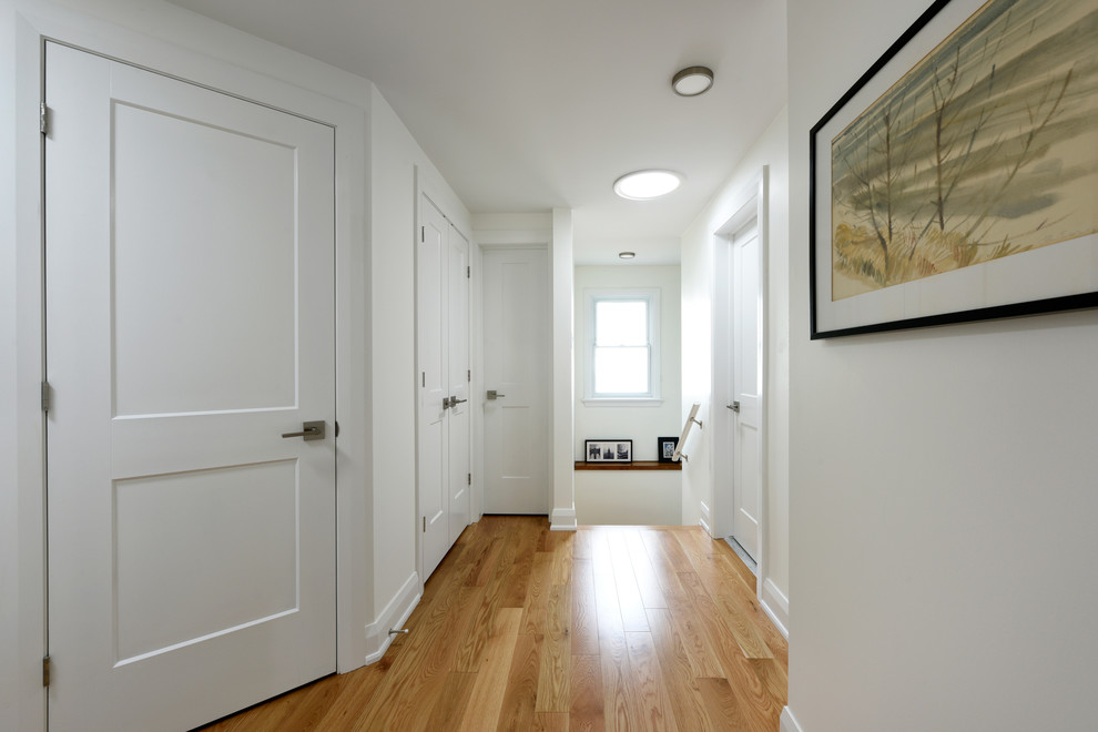 Mittelgroßer Klassischer Flur mit weißer Wandfarbe, hellem Holzboden und beigem Boden in Ottawa