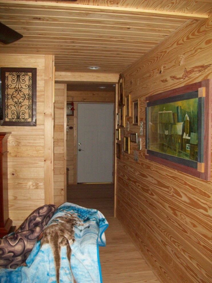 Modelo de recibidores y pasillos de estilo de casa de campo extra grandes con suelo de madera clara