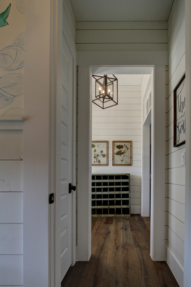 На фото: коридор среднего размера в стиле кантри с белыми стенами, паркетным полом среднего тона и коричневым полом