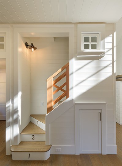Example of a cottage staircase design in Seattle