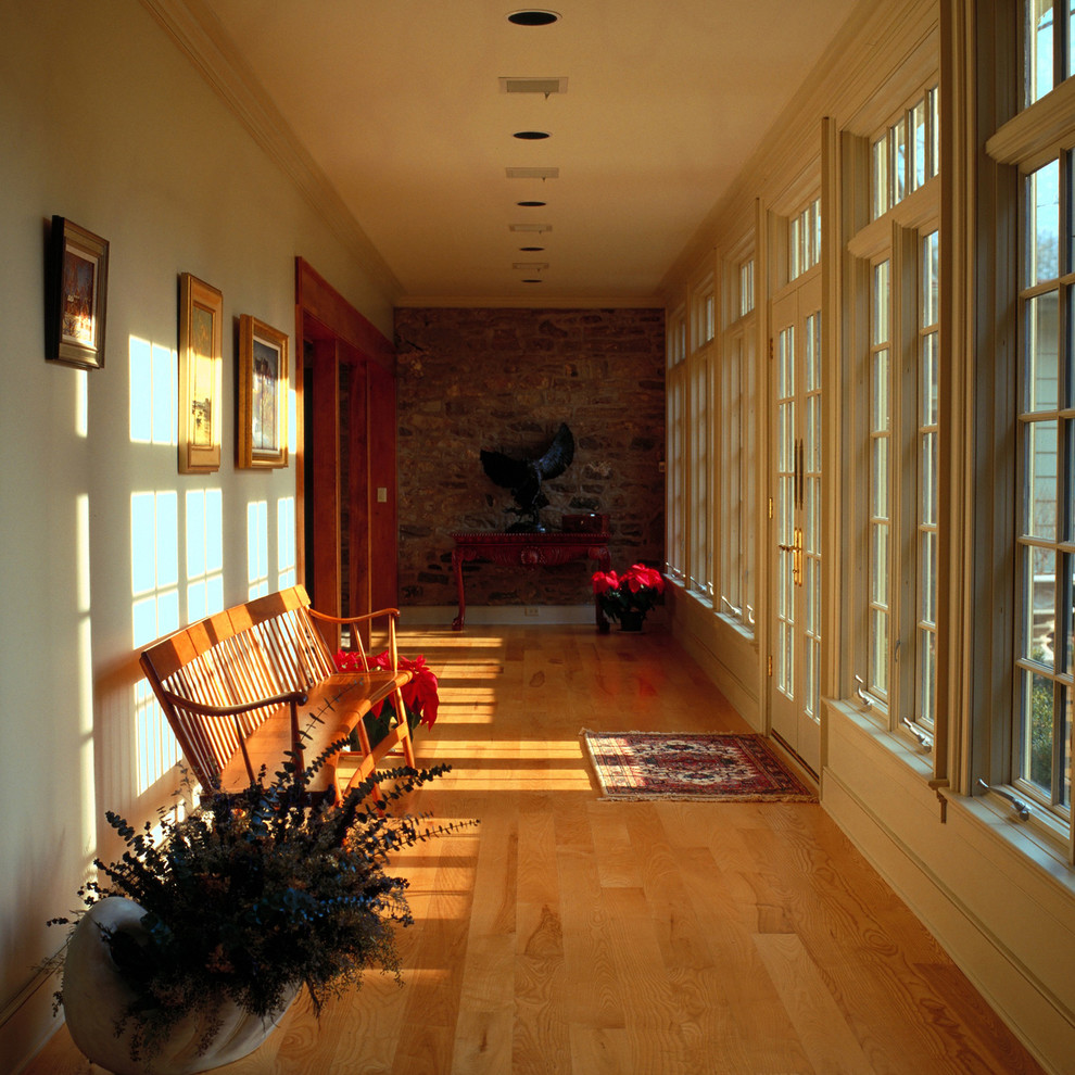 Cette photo montre un couloir nature avec un mur blanc et un sol en bois brun.