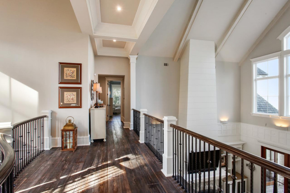 Landhaus Flur mit beiger Wandfarbe, dunklem Holzboden und braunem Boden in Atlanta