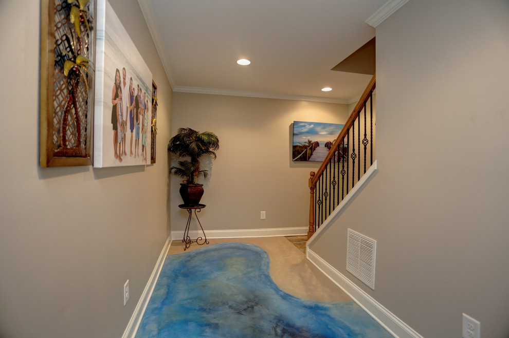 На фото: коридор среднего размера в морском стиле с бежевыми стенами, бетонным полом и синим полом