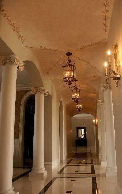 Bild på en stor vintage hall, med beige väggar