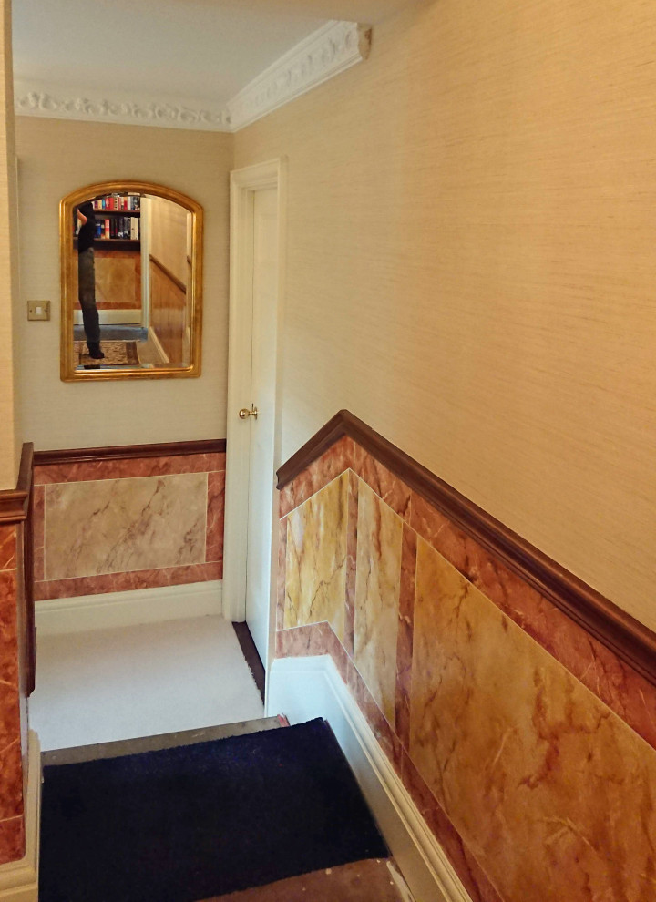 他の地域にあるお手頃価格の広いトラディショナルスタイルのおしゃれな廊下 (黄色い壁、カーペット敷き、ベージュの床) の写真