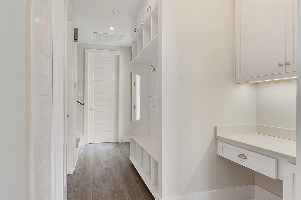 Источник вдохновения для домашнего уюта: коридор среднего размера в стиле неоклассика (современная классика) с бежевыми стенами, паркетным полом среднего тона и серым полом