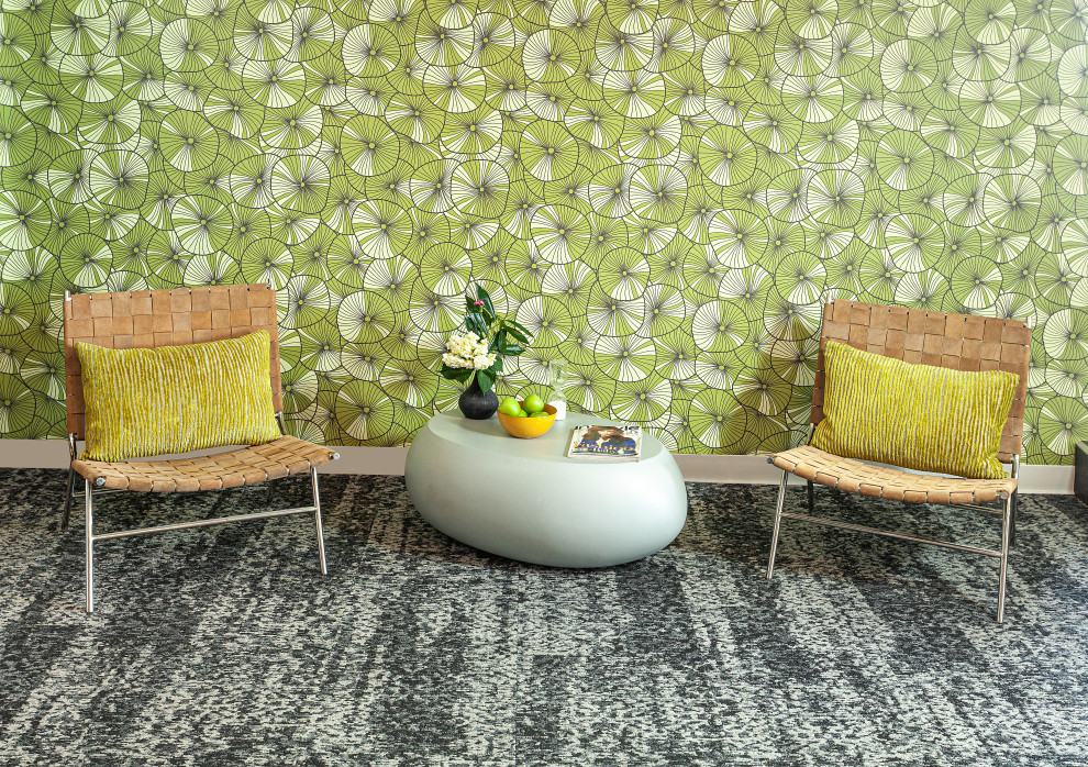 Пример оригинального дизайна: огромный коридор в стиле ретро с зелеными стенами, ковровым покрытием и разноцветным полом
