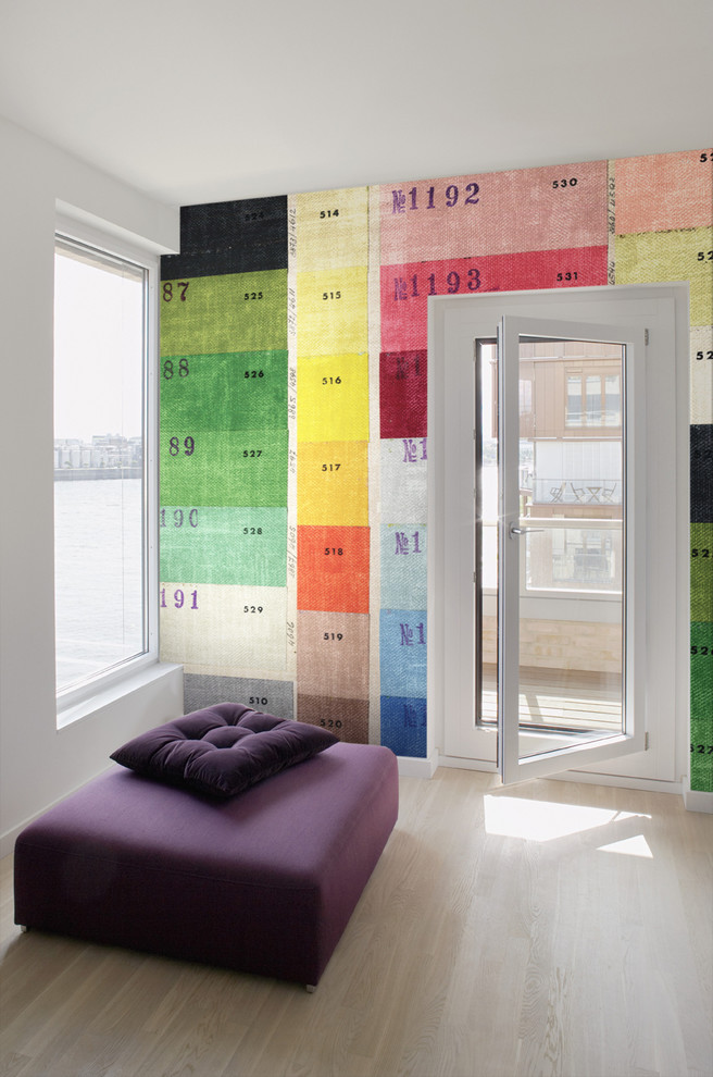 Aménagement d'un couloir moderne avec un mur multicolore.