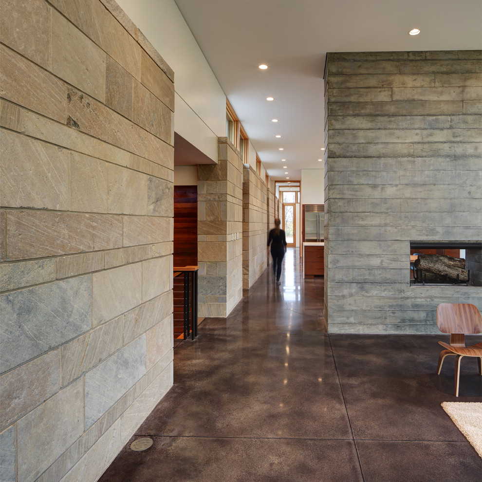 Источник вдохновения для домашнего уюта: коридор среднего размера в современном стиле с белыми стенами и бетонным полом