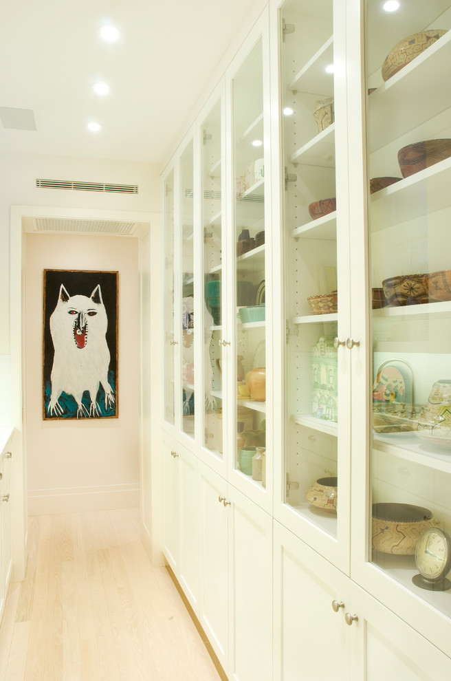 Источник вдохновения для домашнего уюта: коридор среднего размера в классическом стиле с белыми стенами, светлым паркетным полом и белым полом