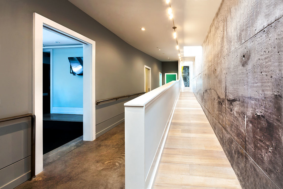 Ispirazione per un grande ingresso o corridoio contemporaneo con pareti grigie e pavimento in cemento