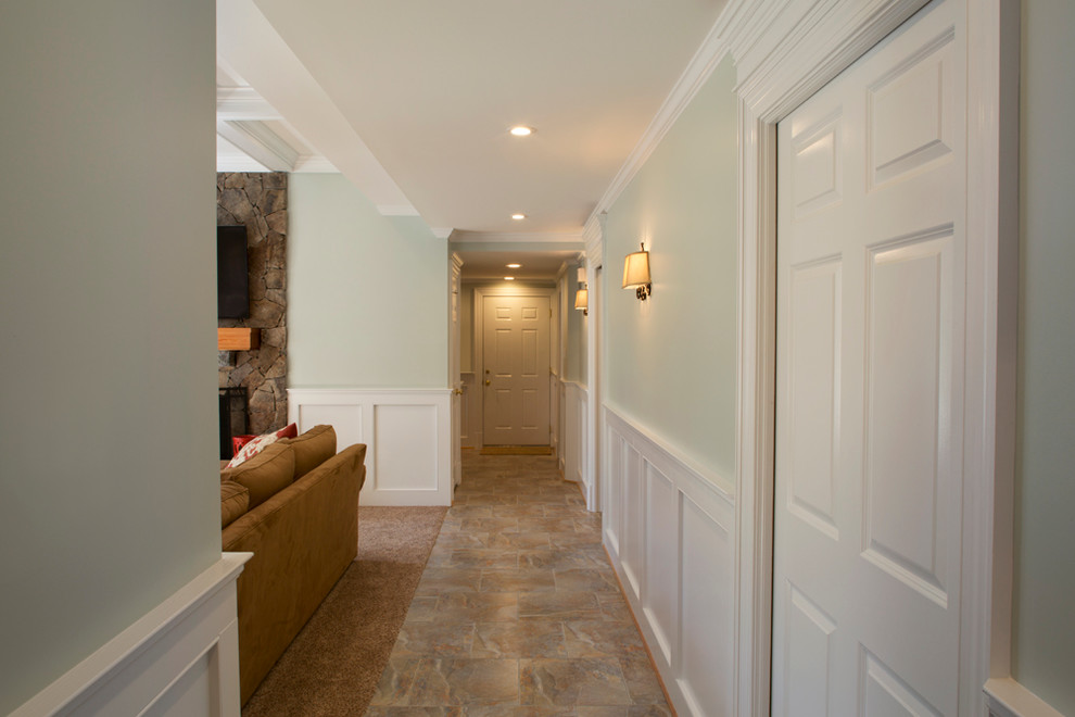 Стильный дизайн: коридор среднего размера в классическом стиле с зелеными стенами и полом из керамической плитки - последний тренд