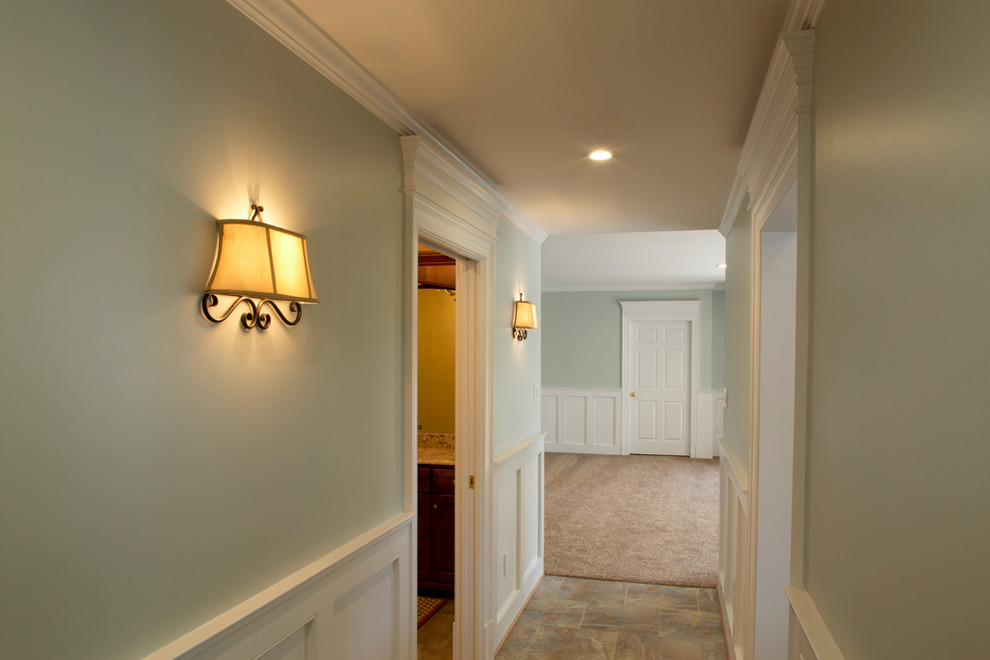Immagine di un ingresso o corridoio chic di medie dimensioni con pareti verdi e pavimento con piastrelle in ceramica