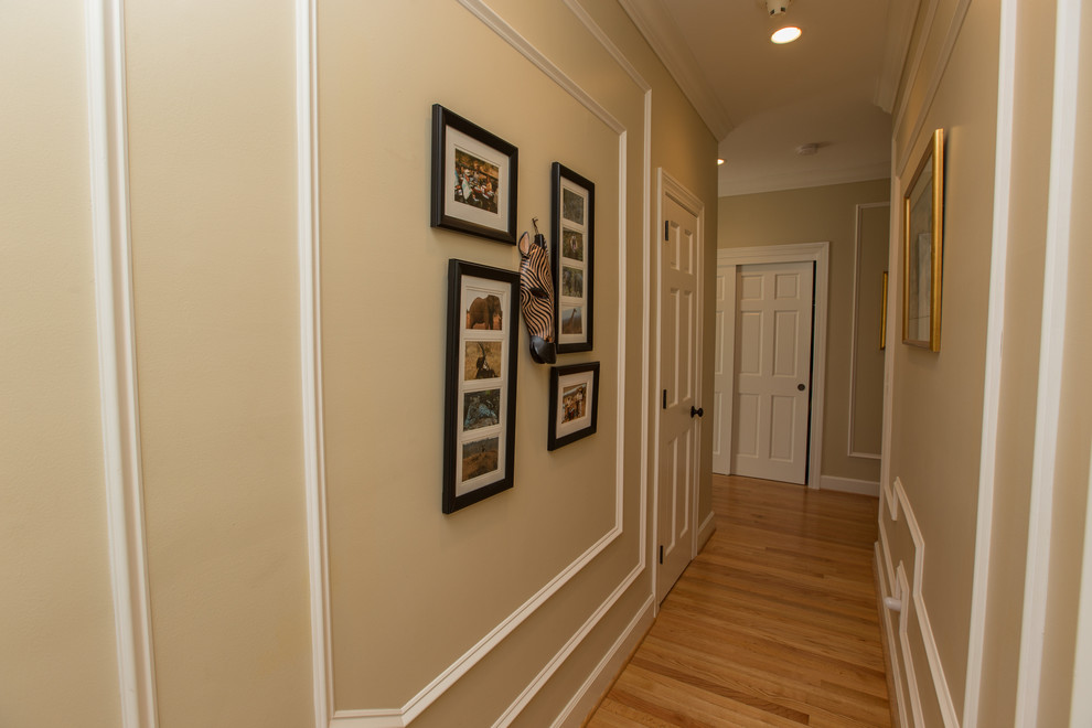 Источник вдохновения для домашнего уюта: коридор среднего размера в классическом стиле с бежевыми стенами и светлым паркетным полом