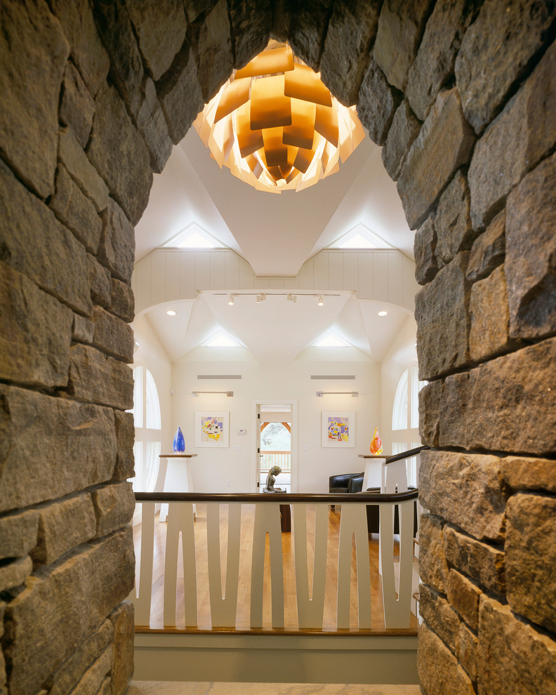 Foto di un ingresso o corridoio minimal con pareti bianche e pavimento in legno massello medio