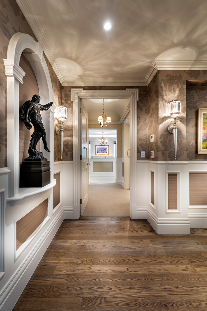 Modelo de recibidores y pasillos clásicos de tamaño medio con paredes beige y suelo de madera oscura