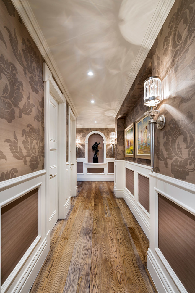Idee per un ingresso o corridoio tradizionale di medie dimensioni con pareti beige e parquet scuro