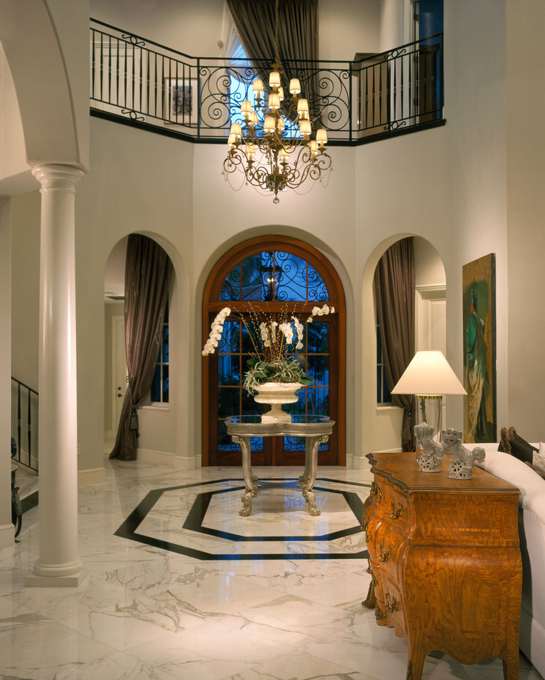 Свежая идея для дизайна: коридор в классическом стиле с белыми стенами и мраморным полом - отличное фото интерьера