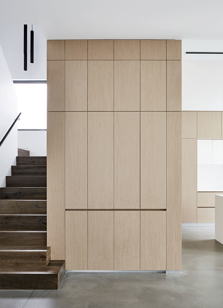 Idée de décoration pour un couloir minimaliste avec sol en béton ciré.