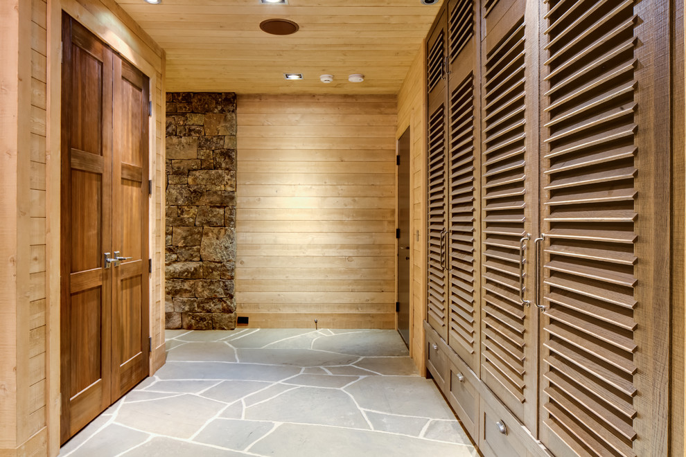Источник вдохновения для домашнего уюта: большой коридор в стиле рустика с коричневыми стенами, полом из сланца и серым полом