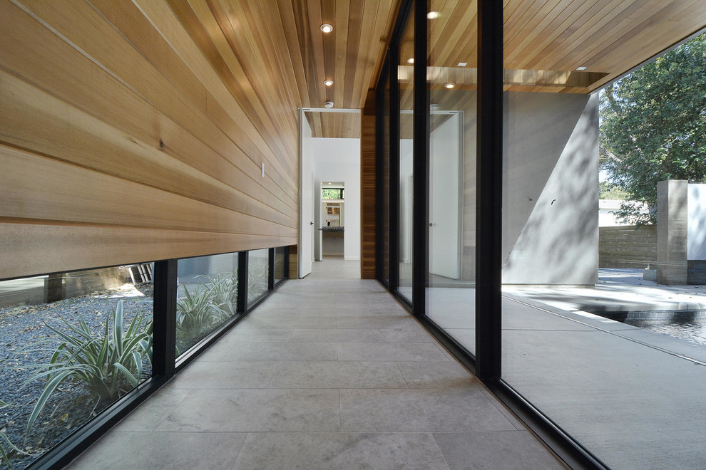 Источник вдохновения для домашнего уюта: большой коридор в стиле модернизм с коричневыми стенами, бетонным полом и серым полом